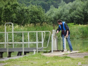 A manual lock keeper