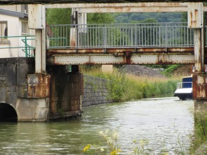 Lift bridge on four jacks