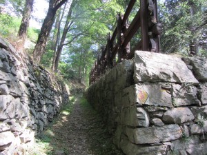 Path and valley protected by a wall
